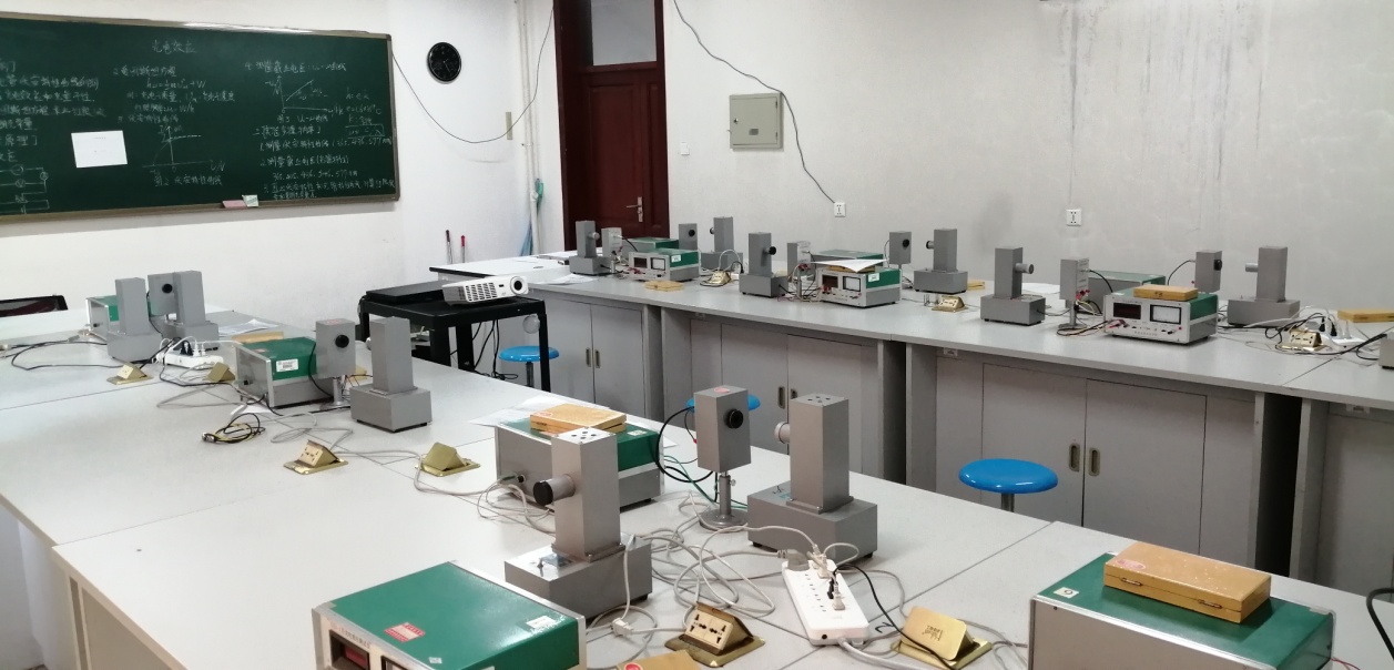 说明: F:\mhb\物理系\系主任\mgm美高梅79906网站建设\实验中心\大学物理实验照片\新建文件夹\IMG_20191202_092816.jpg